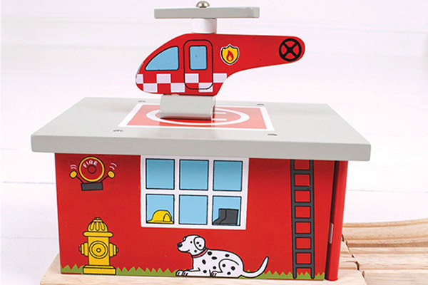 Bovenop de loods is een helicopter platform