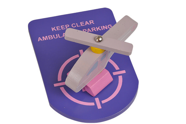 De roze helicopter op een landingsbaan.