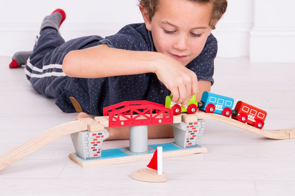 Kan aan de treinbaan worden bevestigd.