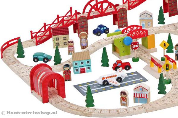 De set bevat ook diverse auto's, bomen en huisjes.