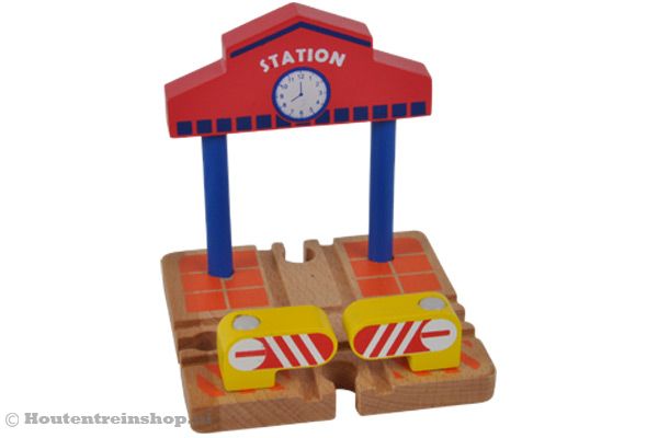 Station met spoorbomen.