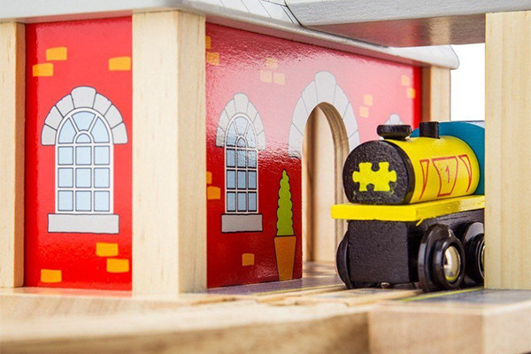 Op dit station kunnen de passagiers in en uit je houten trein stappen