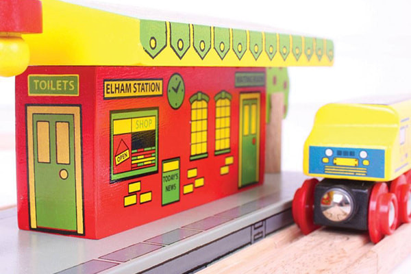 Op het perron kunnen de passagiers in en uit je houten trein stappen