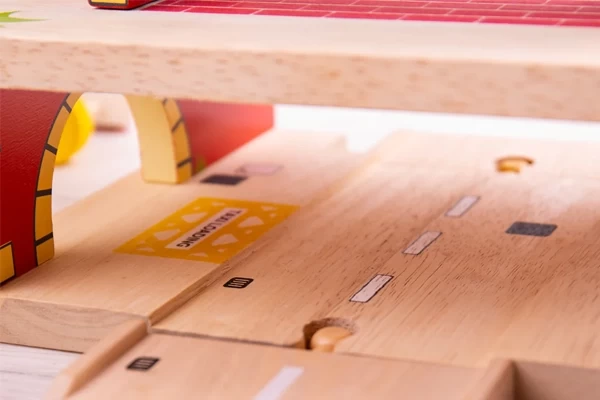 Auto's kunnen onder het station door