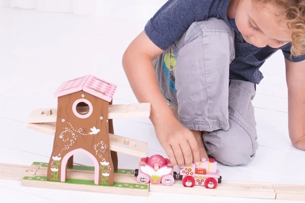 Koppel de wagon aan een treintje