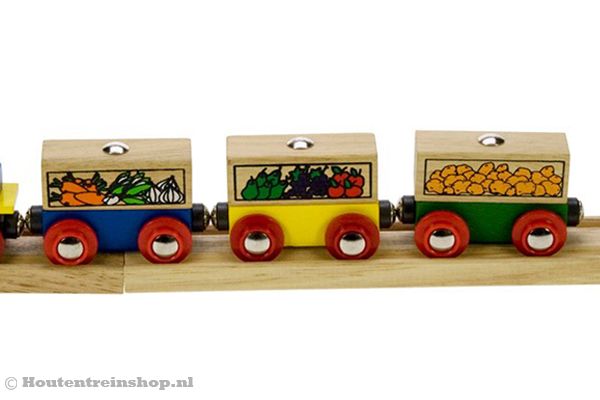 Met verschillende wagons.