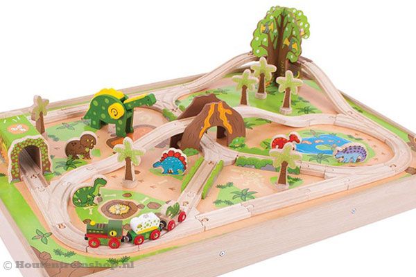 Aan deze tafel kun je met heel veel kinderen samen spelen.