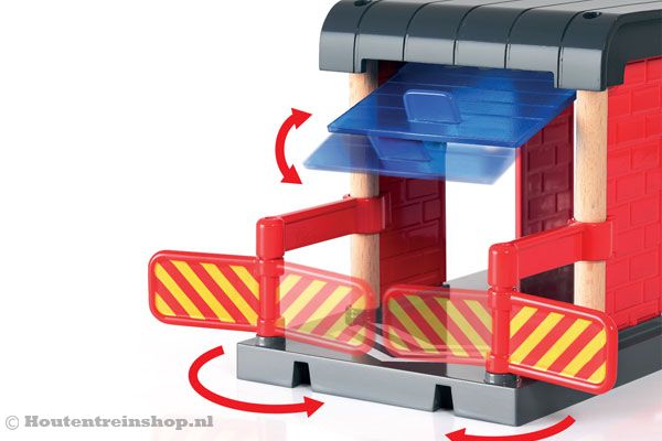 Schuif de door omhoog en de brandweerwagen kan vertrekken.