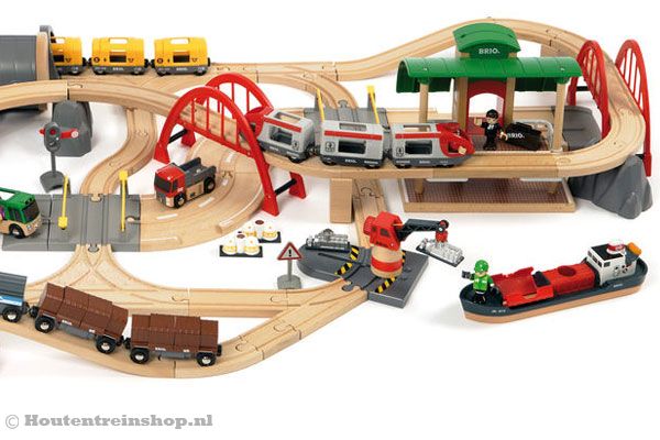 Met o.a. een vrachtschip en een hijskraan.