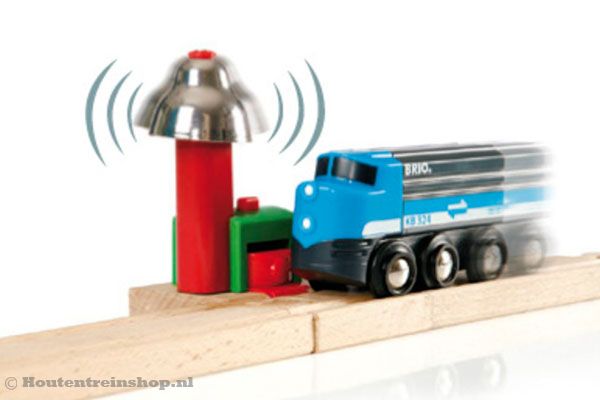 De bel klingelt automatisch als er een trein langsrijdt.