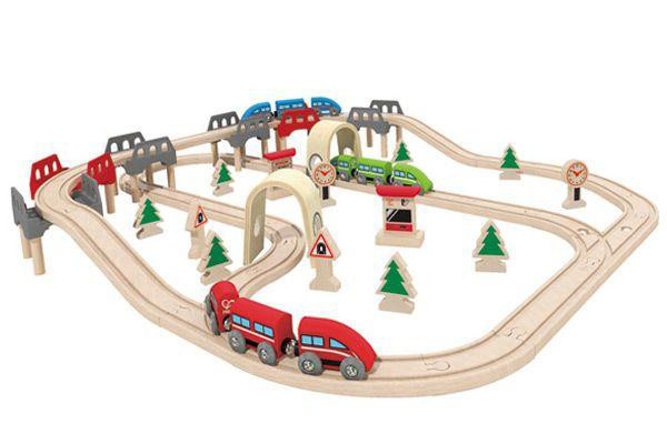 Inclusief drie magnetische treinen in rood, groen en blauw.