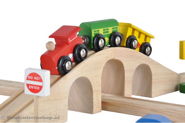 Met houten brug / viaduct.