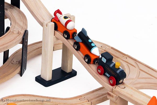 Compleet met trein en raketten.