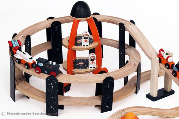 Heerlijk spelen met je houten trein.